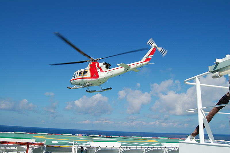 Chopper takes me to the Chikyu onboard deck.（Cooperation：AERO ASAHI Co.aircraft）