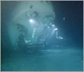 海底で調査中の「しんかい6500」