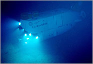 深海底を航走する「しんかい6500」