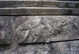 石灰岩の石垣にできた石灰華とミニ鍾乳石。 雨水の流路にできたもの。（高知県警本部にて）