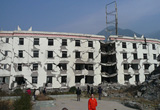 中国汶川地震で破壊された建物。5階建ての建物の1階部分は完全に潰れています。