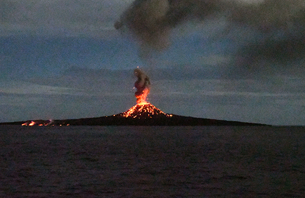2017年噴火する西之島の夜景