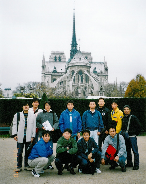 1998年の運航チーム（パリのノートルダム寺院を背景に）