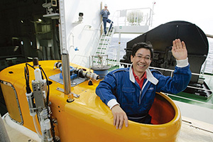 「しんかい6500」に乗船する山根一眞さん 第1000潜航 2007年3月15日