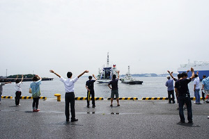 東北地方太平洋沖地震震源域調査に向けて横須賀本部を出向する「よこすか」 2011年7月