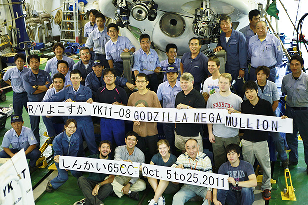 2011年の運航チーム（10月25日、パレスベラ海盆での調査を終えて）