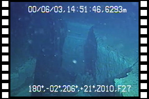 日本海溝で観察された海底の亀裂　第545潜航 2000年6月3日