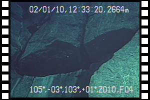 Atlantis Bank西側で観察された急崖　第645潜航 2002年1月10日