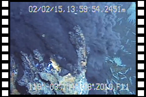 勢いよく熱水を噴出するチムニー（カーリー）　第659潜航 2002年2月15日