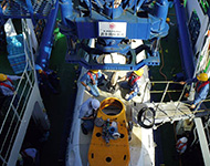 吊揚げ索の取付と潜水船ハッチ（出入口）の清掃