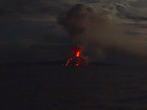 西之島の噴火活動　夜間